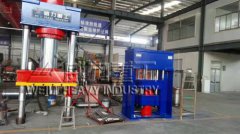 500噸小臺(tái)面帶液壓墊液壓機(jī)新鮮出爐