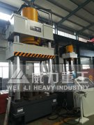 四柱液壓機(jī)使用的液壓油應(yīng)該具備哪些特性？