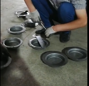 遼寧315噸四柱拉伸液壓機(jī)試壓成功