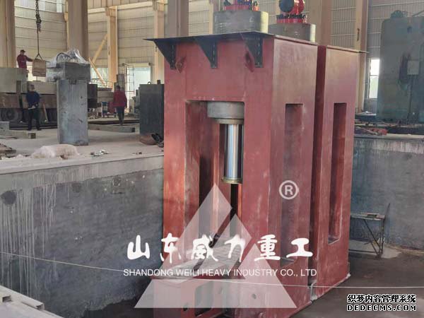 威力重工1600噸粒子鋼熱熔壓塊機正在裝配中